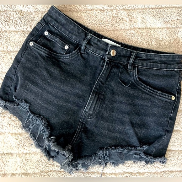 Zara Denim Shorts Black Jean Cutoffs Frey Hem Distressed High Waist SZ: 8 - Picture 2 of 7